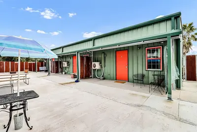 Image de Quaint cabin super close to the marina, restaurants and activities!