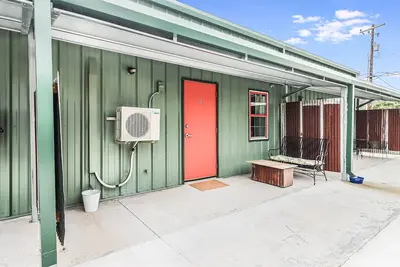 Image de Quaint cabin super close to the marina, restaurants and activities!