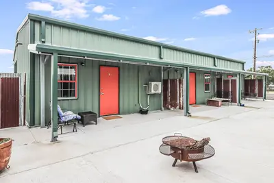 Image de Quaint cabin super close to the marina, restaurants and activities!