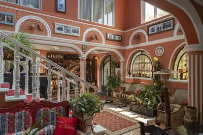 Image de Experience the charm of a cozy Hotel that exudes the ambiance of vintage Georgia