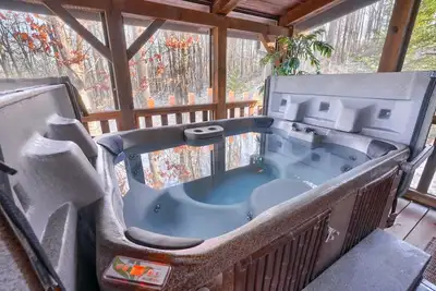 Image de New+ Updated. Hot Tub. Near Trails. Game Room. Firepit. Secluded 8 acres