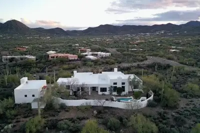 Image de Desert oasis in the heart of the Tucson Mountains nestled by iconic Saguaros.