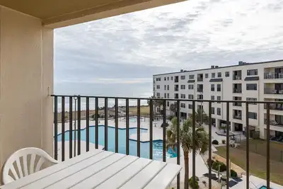 Image de Summer Winds A-416, Almost Oceanfront Condo in Indian Beach, Nc!