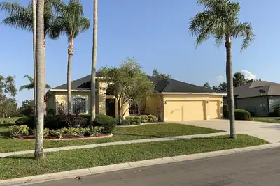 Image de Pool and heated spa, 3 bedroom, 2 baths, golf, beaches, safe community.