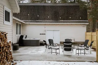 Image de Sleeps 14! Hot Tub, Game Room, Orv Trails & Easy lake access!