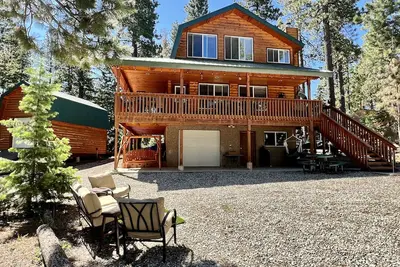 Image de Life is Better in the Woods! Spacious Duck Creek Village Cabin in Prime Location