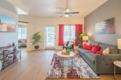 Image de Walk to 2 Pools, Bb Courts & Shopping District!