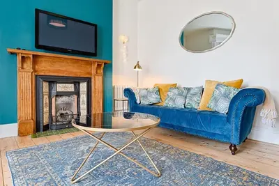 Image de Ty Calon - 3 storey 1920s home, close to beach & the city