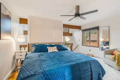 Image de Enjoy a peaceful and relaxing stay at this cozy and charming cottage.