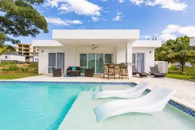 Image de Villa with 2 br, 2. 5 bath, pool, WiFi, grill, gate community, Netflix