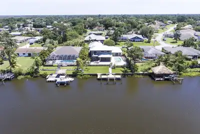 Image de Luxury Riverfront Home Pool Dock 20 Min To beach 15 Min to Mets Stadium Pets Ok