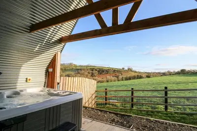 Image de Valley View Hideaway, pet friendly, with hot tub in Ffostrasol