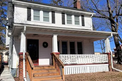 Image de Updated cozy home just two blocks from downtown Wisconsin Dells.