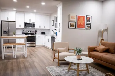Image de Westside Bungalow conveniently located near Stadiums, shopping and nightlife.