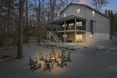 Image de Lakeview Getaway 8br, 9ba, Sleeps 32 – Summer Retreat w/ Hot Tub & Lake Access