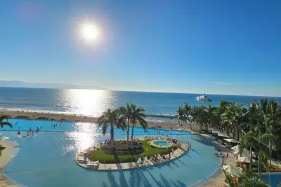 Image de Beautiful Beach Front Condo