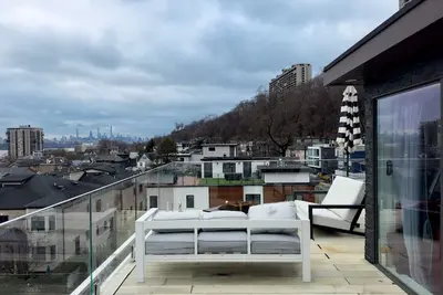Image de Luxury 4-Bd w\/Rooftop Deck. Steps 2 Nyc Views!