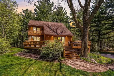 Image de Near Lake Michigan on 14 acres complete with a pond, fire pit, & game room