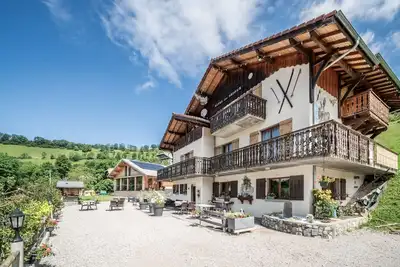 Image de Chalet \"Gîtes Le Titlis\" avec vue sur la montagne, piscine privée et Wi-Fi