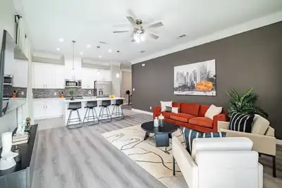 Image de Home Gym | 10 min to Alphaland | Yard | Gated Home