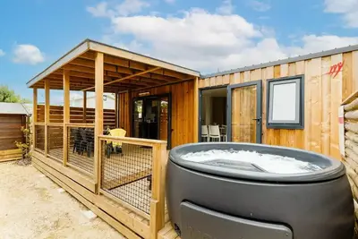 Image de Premium-Mobilheim mit 3 Zimmern, 4 Personen, Klimaanlage + Tv + Whirlpool
