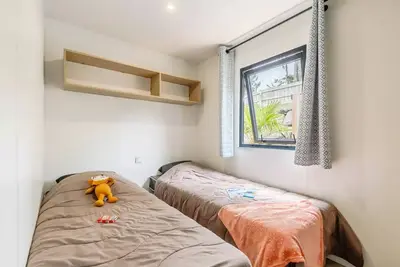 Image de Premium-Mobilheim mit 4 Zimmern, 6 Personen, Klimaanlage + Tv + Whirlpool