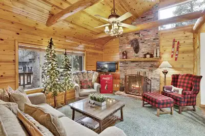 Image de Timber Pines Chalet Retreat Cottage w/ Hot Tub