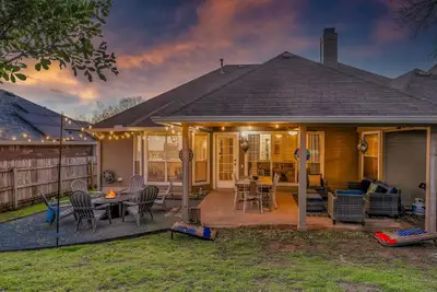 Image de Sunny Haven: Open Concept Living, Games Galore by Hello Hideout