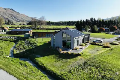 Image de Stylish Alpine house in Kingston.