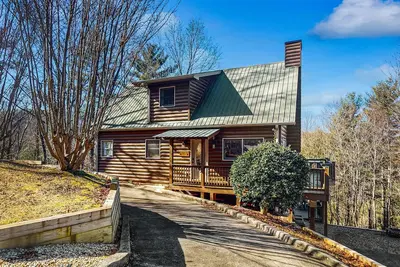 Image de Mountain view cabin with game tables, large deck, hot tub, fireplace, & Ac