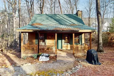 Image de Dog-friendly classic two-story cabin with private hot tub & firepit