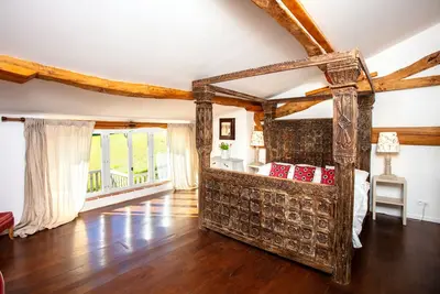 Image de Mutley Barn over looks the unspoilt country-side with floor to ceiling windows.