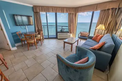 Image de New Coastal Charm, Direct Oceanfront Views, Pools!