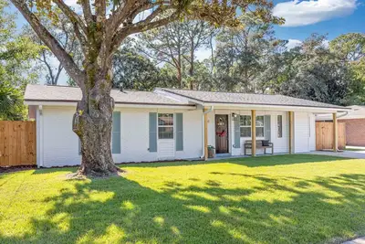 Image de Updated 4-Br home. 7 mins from beach. Huge backyard w/ firepit