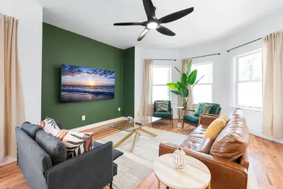 Image de Luxe Living: 4bedroom 3bathroom of Modern Elegance