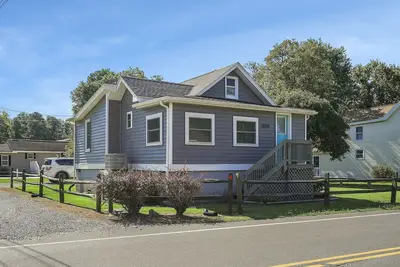 Image de Bue Crab Bungalow - Charming in-town cottage!