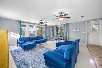 Image de Beachy relaxed 1 Bed 1 Bath w/ Porch/3 Min Walk to Water/Park/Tennis/Pickleball!