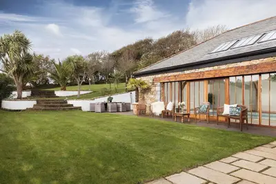 Image de Ellenglaze is an elegantly and lovingly renovated, Grade Ii-listed farmhouse.