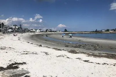 Cozy beach house minutes from beach --