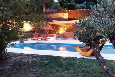 Image de Sous le chêne en Provence: détente à la piscine ou à l'ombre du pool house. . .
