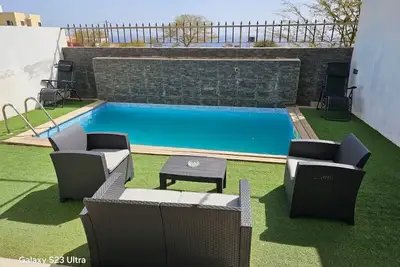 Image de Maison familiale en duplex 4 chambres pour 8 personnes avec Piscine