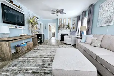 Image de Historic Beach House steps away from The Deck & across from the beach.