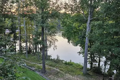Image de Waterfront Condo on Lake Marion
