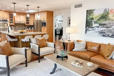 Image de Luxury Litchfield Living- Walk to Wigwam Golf Resort
