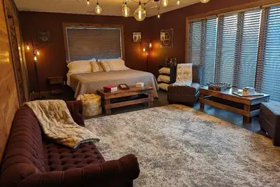 Image de Boho & Rustic Getaway ~ King Bed ~ Close to Madison!