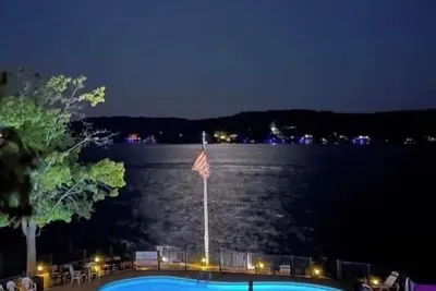 Image de Cozy, clean lake front condo