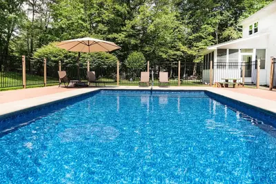 Image de Modern Farmhouse w/ Saltwater Pool, Game Room, Spa Baths - 5 Min to Woodstock