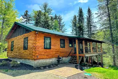 Image de 5r Cozy log chalet in fantastic location. Ski, snowshoe, fish, explore! Ac, and dog friendly!