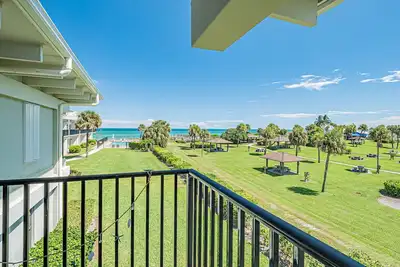 Image de Ocean front condo, walk to quaint Vero Beach restaurants and shops.