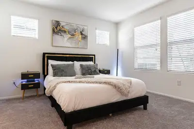 Image de Modern and Lux 2024 Home by The Strip!